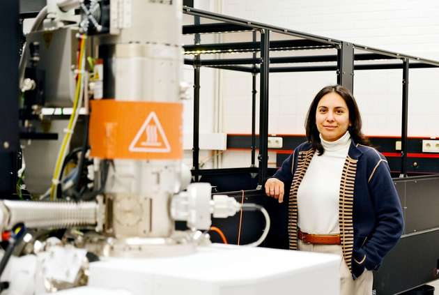 Professorin Nahid Talebi leitet das Kieler Forschungsteam, das den neuen Mechanismus des Energietransports untersucht hat.