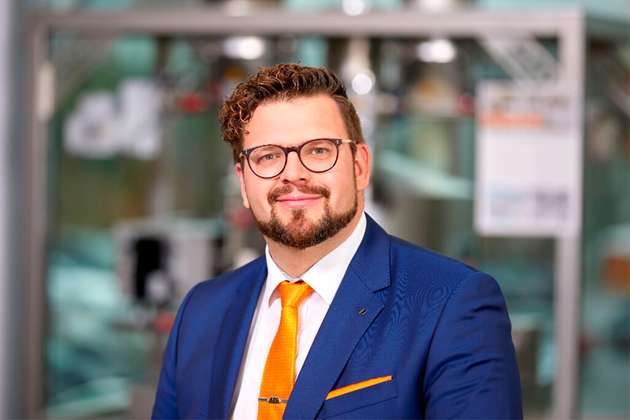 Daniel Auerhammer, Managing Director bei Azo: Die Azo Group präsentiert auf der Powtech Technopharm 2026 die nächste Stufe der Smart Production: Automatisiertes Containerhandling, Fahrerlose Transportsysteme und das neue Prozessleitsystem KASTOR ACAS schaffen einen nahtlosen Materialfluss von der Rohstoffversorgung bis zur Fertigwarenlogistik. Das Ergebnis sind Echtzeit-Transparenz, lückenlose Rückverfolgbarkeit, höhere Anlagenverfügbarkeit und weniger Fehler durch intelligente Automatisierung. Ergänzt durch KI-gestützte Optimierungsvorschläge entstehen effiziente, skalierbare und zukunftssichere Produktionsprozesse.