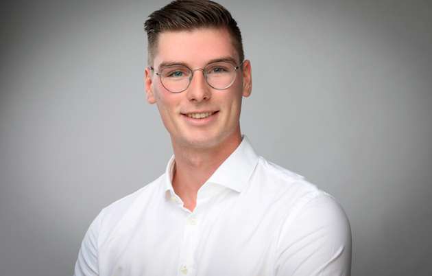 Michael Bernhardt, Product Manager Sales Marketing bei Endress+Hauser: Wenn Staub, Schüttkegel, Anhaftungen oder Einbauten die Messung erschweren, braucht es Technik, die trotzdem zuverlässig funktioniert. Genau hier setzen wir mit unseren Neuheiten an: Die Micropilot-FMRxB-Familie bietet für unterschiedlichste Behälter und Prozessbedingungen die passende Radarlösung und reduziert Störeinflüsse gezielt. Die neue Compact Line spielt ihre Stärke dort aus, wo Platz knapp ist. Füllstand, Grenzstand und Druck folgen einem einheitlichen Bedien- und Gerätekonzept – vom Labor bis in die Produktion. Für Betreiber heißt das: weniger Integrationsaufwand, weniger Bedienfehler und mehr Sicherheit, dass der Prozess läuft.