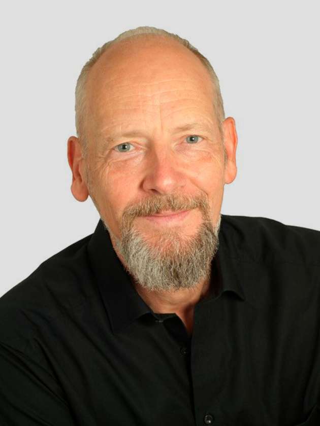 Björn Voges, Global Marketing Manager bei Greif-Velox: Auf der Powtech Technopharm 2026 präsentiert Greif-Velox mit der Essential Line vorkonfigurierte, standardisierte Anlagenlösungen für die Abfüllung und Absackung von Flüssigkeiten und Pulvern. Definierte Funktionsumfänge und standardisierte Schnittstellen reduzieren Engineering-Aufwand und Kosten und verkürzen Projektlaufzeiten gegenüber individuell konstruierten Anlagen. Für zuverlässige Prozesse zeigen wir zudem ValvoSeal Safe und VeloDrum SafeClosure: Die patentierte doppelte Ultraschallverschweißung erhöht die Nahtsicherheit um bis zu 60 Prozent und verhindert Staubaustritt bei kritischen Pulvern wie Carbon Black. Der zum Patent angemeldete Feingewindeschrauber automatisiert das Öffnen und Verschließen von Feingewinde-Spundverschlüssen – mit überwachter, reproduzierbarer Verschraubung.