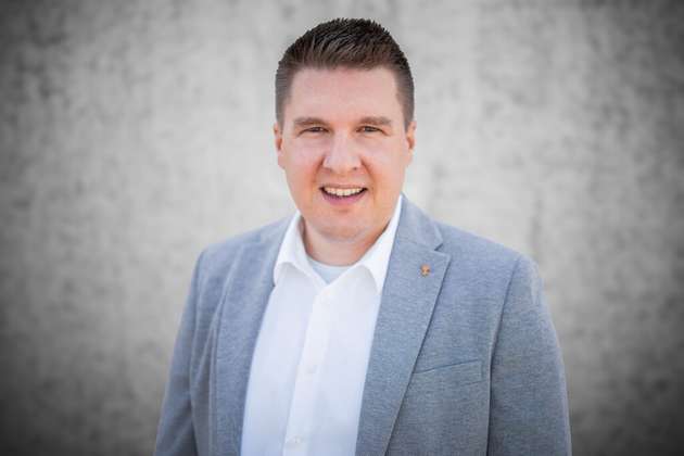 Michael Welz, Produktmanager Gebläse bei Kaeser: Massiver Kostendruck durch volatile Energiepreise, strenge Effizienz- und Nachhaltigkeitsvorgaben sind die Themen der Zeit. Kaeser begegnet dem mit einem ganzheitlichen Blick auf die Gesamtsysteme. Wir setzen verstärkt auf intelligente Steuerungskonzepte und hochgradig automatisierte Komponenten. Die Schlüsseltechnologien der nächsten Jahre sind voll integrierte Digitalisierungslösungen, prädiktive Analytik und bedarfsgerechte Automatisierung - Vernetzte Systemen, die Prozessdaten in Echtzeit verarbeiten und sich autonom an schwankende Lastprofile anpassen. Gleichzeitig gewinnen hocheffiziente Verdichtungsprinzipien an Bedeutung, um den stetig steigenden Dekarbonisierungszielen gerecht zu werden. Der Fokus verschiebt sich von der rein mechanischen Zuverlässigkeit, hin zu datengetriebenen Gesamtlösungen, die höchste Prozessstabilität bei minimalem Ressourceneinsatz garantieren. Kaeser bietet für all das schon heute Lösungen.