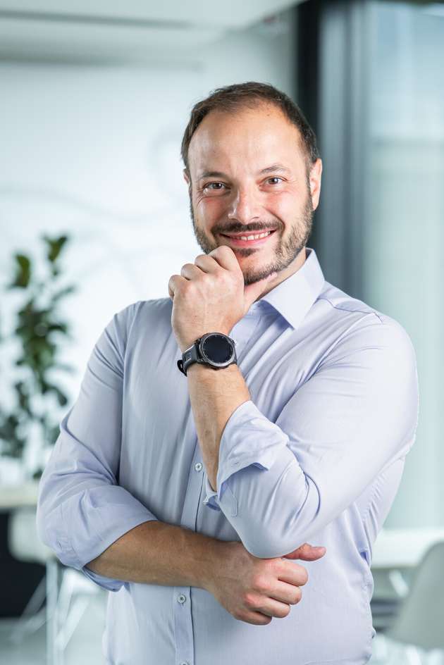 Michael Muth, Global Key Account Manager bei Wika Group: Viele Betreiber stehen vor der Herausforderung, ihre bestehenden Anlagen effizienter zu nutzen und gleichzeitig eine hohe Prozesssicherheit sicherzustellen. Auf der Powtech Technopharm 2026 zeigen wir, wie sich dieses Ziel mit moderner Wägetechnik und digitaler Zustandsüberwachung erreichen lässt. Im Fokus stehen das Wägeterminal FE430 zur zentralen Erfassung und Verarbeitung von Gewichtsdaten, der Wägetransmitter FE230 zur einfachen Integration von Wägezellen in bestehende Steuerungssysteme sowie der Einbausatz FA205 für eine zuverlässige Verwiegung von Tanks und Silos. Ergänzt werden diese Lösungen durch IIoT-Technologien zur Überwachung von Anlagenzuständen in Echtzeit. So lassen sich Produktverluste reduzieren, Wartungen gezielter planen und ungeplante Stillstände vermeiden. Das erhöht die Anlagenverfügbarkeit und verbessert die Wirtschaftlichkeit von Schüttgut- und Prozessanlagen nachhaltig.