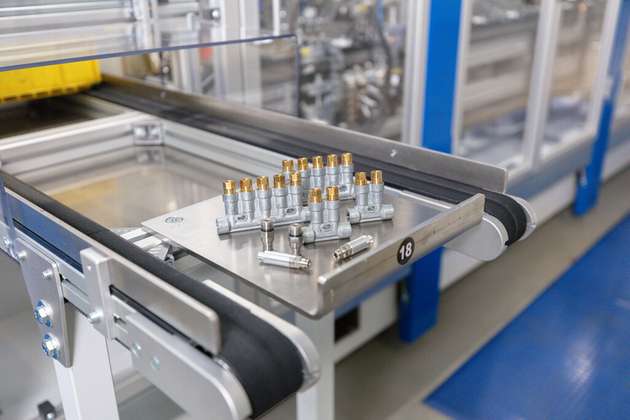 Mit der flexiblen automatisierten Montageanlage von Team Automation Berlin ermöglicht die Servopresse von Kistler die präzise und wiederholgenaue Montage. So kann SKF verschiedene Varianten der Schmierstoffverteiler bei kurzen Taktzeiten effizient fertigen.