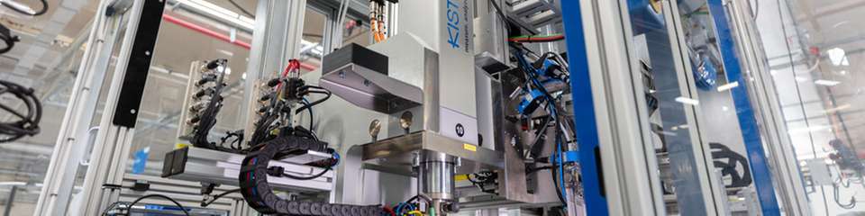 Mit einer Taktzeit von nur fünf Sekunden bringt sich das elektromechanische Fügemodul NCFE von Kistler in Position, führt den Einpressvorgang kraft-weg-überwacht durch und vollzieht eine ebenso schnelle Rückzugsbewegung.