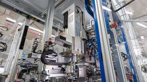 Mit einer Taktzeit von nur fünf Sekunden bringt sich das elektromechanische Fügemodul NCFE von Kistler in Position, führt den Einpressvorgang kraft-weg-überwacht durch und vollzieht eine ebenso schnelle Rückzugsbewegung.