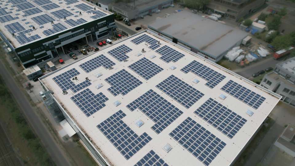 In Dreieich starten Four Parx und Enviria ihre Zusammenarbeit mit einer Photovoltaikanlage.