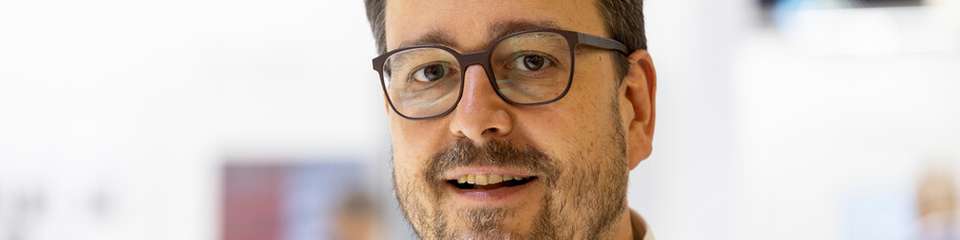 Andreas Schader, Global Product Manager Standardization bei ABB: „Die Maschinenverordnung schärft den Schutz vor Korrumpierung nach und macht klar: Ein erfolgreicher Cyberangriff darf nicht dazu führen, dass eine Maschine für Bediener oder Umgebung unsicher wird.“