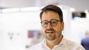 Andreas Schader, Global Product Manager Standardization bei ABB: „Die Maschinenverordnung schärft den Schutz vor Korrumpierung nach und macht klar: Ein erfolgreicher Cyberangriff darf nicht dazu führen, dass eine Maschine für Bediener oder Umgebung unsicher wird.“