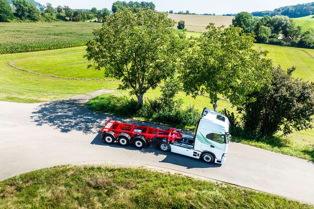 Kögel Trailer ist ein Hersteller von Sattelaufliegern, Lkw-Anhängern und Wechselaufbauten. In der Decklackanlage in Burtenbach werden Trailerbauteile und komplette Aufliegerkomponenten endbeschichtet. 