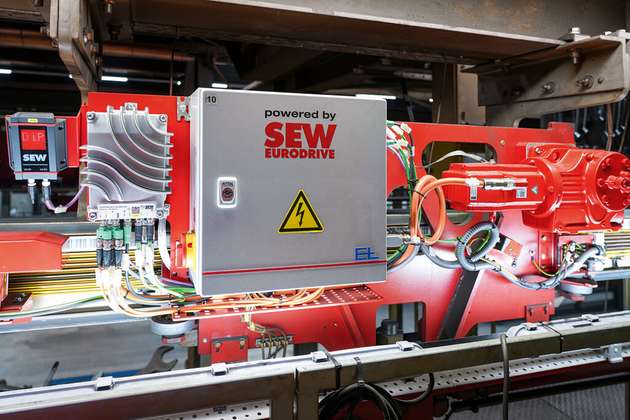 In der Decklackanlage von Kögel Trailer transportieren 18 EHB-Fahrzeuge die Trailer durch Lackierung, Trocknung und Abkühlung.