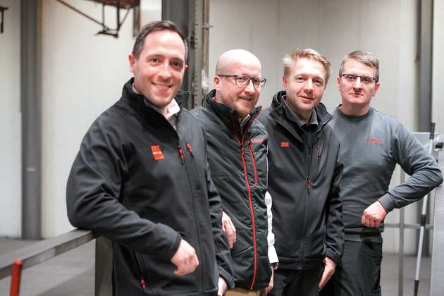 Gemeinsames Arbeiten auf Augenhöhe kennzeichnete die partnerschaftliche Zusammenarbeit zwischen Kögel Trailer und SEW-Eurodrive. Im Team: Thomas Madel, Projektmanager Retrofit bei SEW-Eurodrive, die beiden Leiter des Retrofitprojekts Andreas Haugg (Kögel) und Paul Koch (SEW) sowie Ewgeni Schlichenmaier, Leiter Instandhaltung bei Kögel Trailer (v. l.)