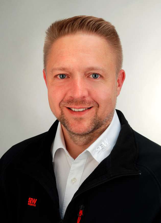 Paul Koch, Projektleiter des Retrofitprojekts bei SEW-Eurodrive: „Ein Retrofit mit fest terminierten Umbaupausen stellt hohe Anforderungen an alle Beteiligten. Bei Kögel haben Projektleitung, Instandhaltung, Anlagenführung und Produktion mit hohem Qualitätsbewusstsein und gleichzeitigem Pragmatismus für das Wesentliche an einem Strang gezogen. Unser Anspruch war es, mit skalierbaren Retrofit-Lösungen und einem erfahrenen Field-Service-Team einen verlässlichen Partner zu stellen. Das ist uns gemeinsam gelungen."