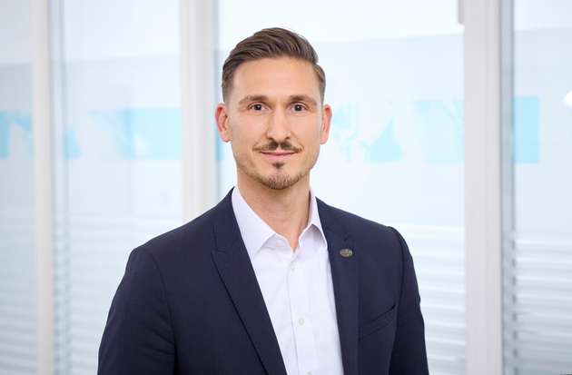 Stefan de Groot, Direktor Vertrieb, Marketing & Technikum bei Gebrüder Lödige Maschinenbau: Höchste Genauigkeit bei kürzester Mischzeit bis OEB-Level 5: Das bietet Gebrüder Lödige Maschinenbau mit dem FKM Containment. Der neue Mischer basiert auf der von Lödige entwickelten und etablierten Pflugschar-Technologie, die mit geeigneten Beschickungs- und Entleerungssystemen, einem zweistufigen Filtersystem, einem flexiblen Isolator für den Maschinenzugang sowie einer Modifikation der Dichtstellen ergänzt wurde. Doppelklappensysteme ermöglichen eine staubfreie Produktzufuhr und -abgabe. Alternativ können Endlosfolien- oder Transferbeutelsysteme verwendet werden. Von der Einhausung über die Maschinenentlüftung bis hin zur Probenahme wurden alle Komponenten des Mischers konsequent für den Einsatz in Containmentanwendungen entwickelt.
