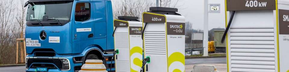 Der Smatrics-EnBW-Ladepark in Regau verfügt über Ultraschnelllader für Lkws und Pkws.