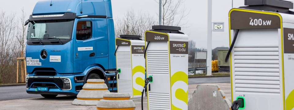 Der Smatrics-EnBW-Ladepark in Regau verfügt über Ultraschnelllader für Lkws und Pkws.