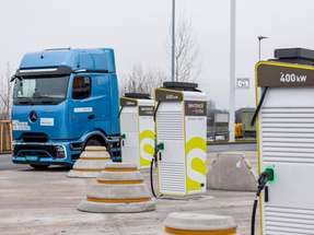 Der Smatrics-EnBW-Ladepark in Regau verfügt über Ultraschnelllader für Lkws und Pkws.