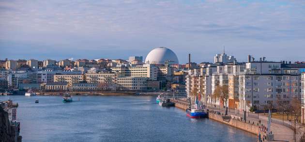 Die Stockholm Globe-Arena (in der Mitte mit der Kugelkuppel) gehört zu den Symbolen von Schwedens Hauptstadt Stockholm.