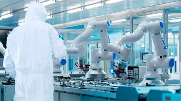Industrielle Robotik orientiert sich an der konkreten Aufgabe. Spezialisierte Systeme können Prozesse präzise, schnell und effizient automatisieren, ohne den menschlichen Körper nachzuahmen.