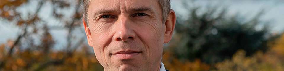 Dr. Dirk Pieler ist Wirtschaftsingenieur der Elektrotechnik und verfügt über langjährige Führungserfahrung in der Industrie, unter anderem als Geschäftsführer und CEO im Bereich der elektrischen Sicherheit in Industrie, Health-Care, Elektromobilität und in der Leit- und Sicherheitstechnik im Bahnbereich. Seit 2019 verantwortet er als Executive Vice President das Industriegeschäft bei der Rittal GmbH & Co. KG. 