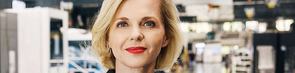 Dr. Irene Bader ist Vorstandsmitglied der DMG MORI Co., Ltd., einem weltweit führenden Hersteller von Werkzeugmaschinen mit mehr als 13.500 Mitarbeitenden. In ihrer globalen Verantwortung für Human Resources und Corporate Communication prägt sie die strategische Weiterentwicklung des globalen Personalmanagements sowie die weltweite Ausrichtung der internen und externen Unternehmenskommunikation. Darüber hinaus ist sie Geschäftsführerin der DMG MORI EMEA Holding mit Sitz in München. In dieser Funktion verantwortet sie die strategische Ausrichtung des Unternehmens in Europa, steuert operative Prozesse und identifiziert Marktpotenziale in der Fertigungsindustrie. Seit 2016 vertritt sie den Hauptaktionär DMG MORI Co., Ltd. im Aufsichtsrat der DMG MORI AG.