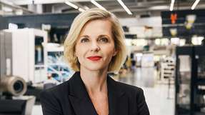 Dr. Irene Bader ist Vorstandsmitglied der DMG MORI Co., Ltd., einem weltweit führenden Hersteller von Werkzeugmaschinen mit mehr als 13.500 Mitarbeitenden. In ihrer globalen Verantwortung für Human Resources und Corporate Communication prägt sie die strategische Weiterentwicklung des globalen Personalmanagements sowie die weltweite Ausrichtung der internen und externen Unternehmenskommunikation. Darüber hinaus ist sie Geschäftsführerin der DMG MORI EMEA Holding mit Sitz in München. In dieser Funktion verantwortet sie die strategische Ausrichtung des Unternehmens in Europa, steuert operative Prozesse und identifiziert Marktpotenziale in der Fertigungsindustrie. Seit 2016 vertritt sie den Hauptaktionär DMG MORI Co., Ltd. im Aufsichtsrat der DMG MORI AG.