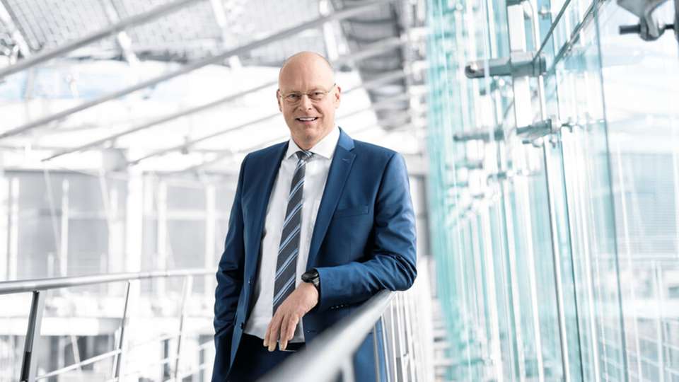Thomas Böck ist Vorstandsvorsitzender der Festo SE & Co. KG, eines führenden Familienunternehmens für industrielle Automatisierungstechnik und technische Bildung. Der Diplom-Ingenieur (FH) studierte Elektrotechnik in Kempten. Seine Laufbahn begann bei AGCO/Fendt, anschließend war er bei Kässbohrer tätig. 2006 wechselte er zu CLAAS, wo er ab 2014 CTO und ab 2019 CEO war. Seit 2017 gehört er dem Advisory Board von Accenture Deutschland an; seit 2025 ist er Mitglied des Aufsichtsrats der Körber AG.