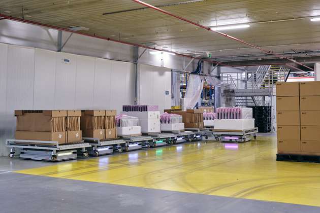 In der TV-Produktion von TPV Displays Polska sorgen mobile Kuka-Roboter für einen kontinuierlichen, automatisierten Materialfluss. Die mobilen Roboter bewegen Bauteile eigenständig durch die Produktion und optimieren Routen sowie Abläufe in Echtzeit.