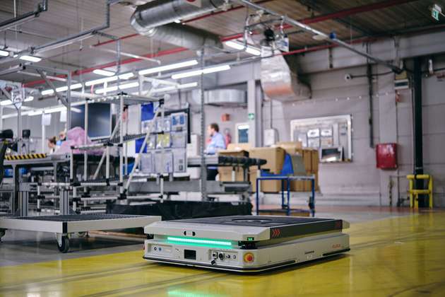 Die autonomen mobilen Roboter übernehmen den innerbetrieblichen Transport und entlasten Mitarbeitende von manuellen Tätigkeiten.