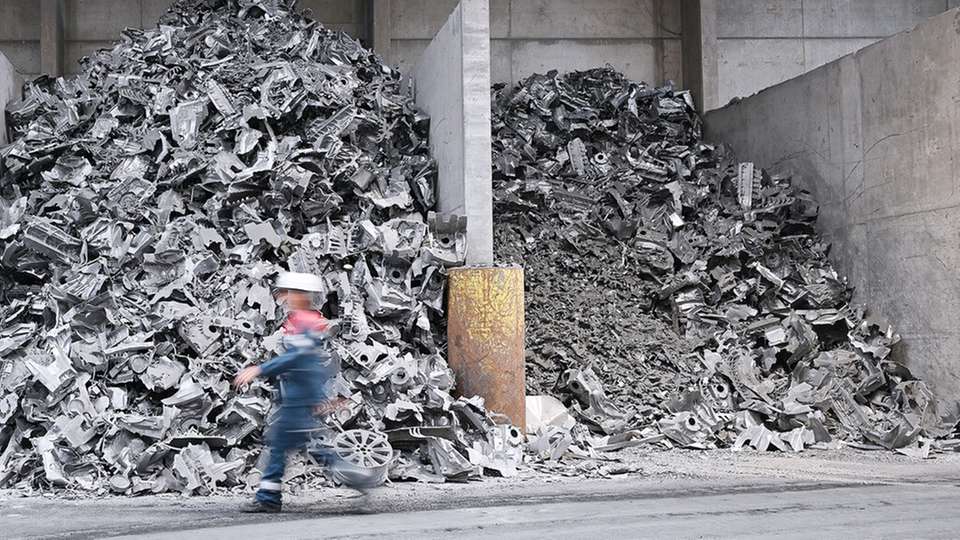 In der Sortieranlage in Hamm von Trimet wird Aluminiumschrott per LIBS analysiert und automatisch in Materialfraktionen getrennt.