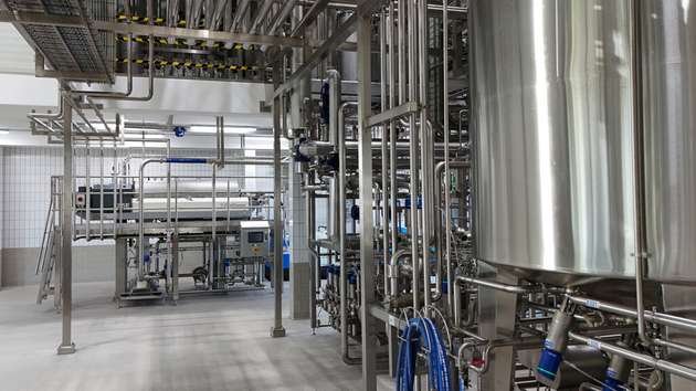 Der Flottweg-Z5E-Dekanter ist direkt in die Produktionsanlage von Fidel Dreher integriert und trennt nach der Hydrolyse die Feststoffe aus dem Haferdrink.
