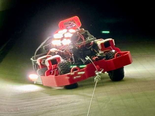 Roboter Berta fährt durch das Innere eines Rotorblatts für die visuelle Inspektion einer Windkraftanlage.