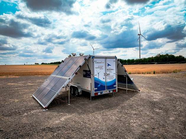 Der Trailer wurde speziell für das Projekt von Fahrzeugbau Urban entwickelt, gebaut und für den Außeneinsatz vorbereitet. Die Photovoltaikmodule machen den Trailer autark und mobil einsetzbar.
