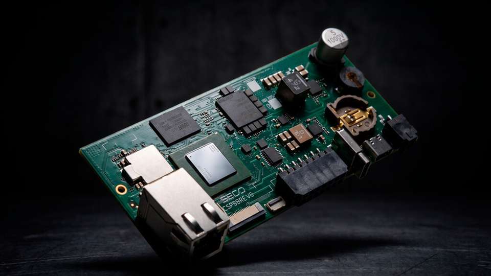Die neue kompakte 5-Zoll-Industrie-HMI und der miniaturisierte Einplatinencomputer bieten OEMs zwei komplementäre Integrationsoptionen, die auf dem Qualcomm Dragonwing IQ-2390-Prozessor basieren. 