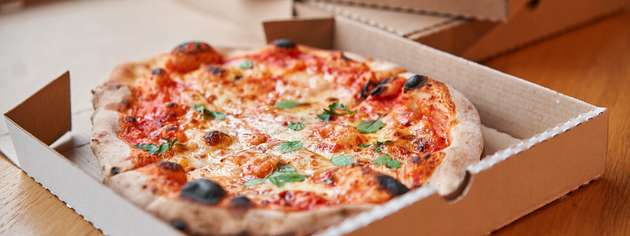 PFAS wurden bislang unter anderem in Pizzakartons, Burger-Boxen und Pommestüten eingesetzt. Neue EU-Grenzwerte beschränken die Verwendung der Ewigkeitschemikalien in Lebensmittelverpackungen.