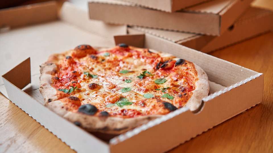 PFAS wurden bislang unter anderem in Pizzakartons, Burger-Boxen und Pommestüten eingesetzt. Neue EU-Grenzwerte beschränken die Verwendung der Ewigkeitschemikalien in Lebensmittelverpackungen.