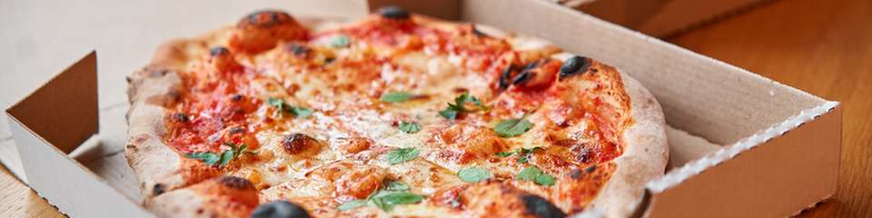 PFAS wurden bislang unter anderem in Pizzakartons, Burger-Boxen und Pommestüten eingesetzt. Neue EU-Grenzwerte beschränken die Verwendung der Ewigkeitschemikalien in Lebensmittelverpackungen.