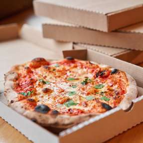 PFAS wurden bislang unter anderem in Pizzakartons, Burger-Boxen und Pommestüten eingesetzt. Neue EU-Grenzwerte beschränken die Verwendung der Ewigkeitschemikalien in Lebensmittelverpackungen.