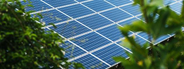 Solarmodule können in Deutschland oder in China produziert werden. Eine Untersuchung der TH Köln zeigt, dass bei der Produktion in Deutschland rund ein Viertel weniger Treibhausgase emittiert werden.