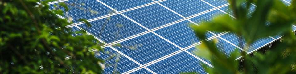 Solarmodule können in Deutschland oder in China produziert werden. Eine Untersuchung der TH Köln zeigt, dass bei der Produktion in Deutschland rund ein Viertel weniger Treibhausgase emittiert werden.