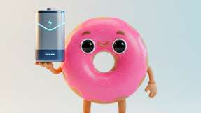 Donut Lab meldet eine Energiedichte von 409 Wh/kg und 805 Wh/l. VTT bestätigte den Messwert, während Intertek die bipolare Zellstruktur und die Stabilität im Nagelpenetrationstest untersuchte.