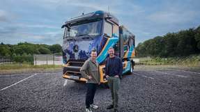 Tobias Wagner und Achim Puchert vor dem batterieelektrischen eActros 600, mit dem Wagner eine Weltumrundung plant.