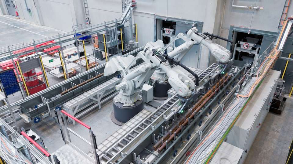 Liebherr-Components Kirchdorf verarbeitet in automatisierten Metall-Sägezentrum Langgut aus Stahl für Hydraulikzylinder – und das besonders effizient und präzise. Dabei greifen Robotik von ABB Robotics, intelligentes Engineering sowie eine in der Lagerverwaltung integrierte Software von Involon ineinander.