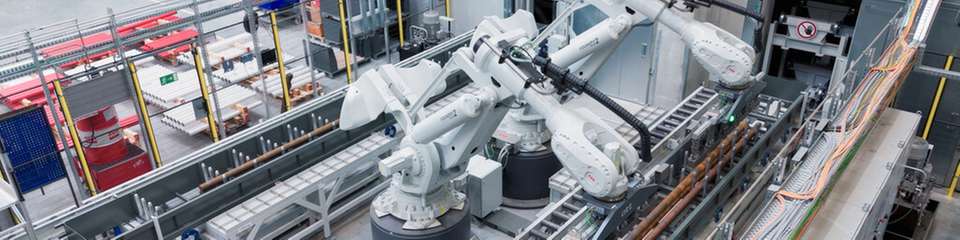 Liebherr-Components Kirchdorf verarbeitet in automatisierten Metall-Sägezentrum Langgut aus Stahl für Hydraulikzylinder – und das besonders effizient und präzise. Dabei greifen Robotik von ABB Robotics, intelligentes Engineering sowie eine in der Lagerverwaltung integrierte Software von Involon ineinander.