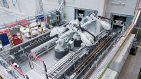 Liebherr-Components Kirchdorf verarbeitet in automatisierten Metall-Sägezentrum Langgut aus Stahl für Hydraulikzylinder – und das besonders effizient und präzise. Dabei greifen Robotik von ABB Robotics, intelligentes Engineering sowie eine in der Lagerverwaltung integrierte Software von Involon ineinander.