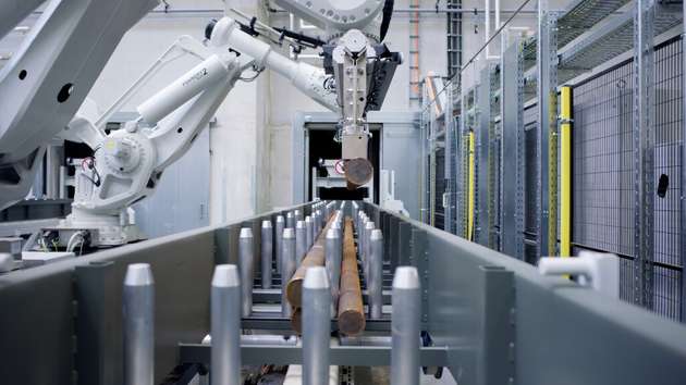 Die Anlage verfügt über zwei Sägeplätze, die von zwei ABB-Sechsachsrobotern vom Typ IRB 8700 bedient werden. Diese können bis zu 1,2 t Gewicht heben und sich je nach Gewicht und Größe der Rohre einzeln oder koordiniert im sogenannten MultiMove-Modus bewegen.