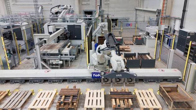 Ein ABB-Roboter vom Typ IRB 7600 – montiert auf einer 19 m langen Verfahrachse vom Typ IRT 710 – nimmt den Zuschnitt aus der Säge und legt diese für den Weitertransport auf Paletten ab. Dabei stehen 17 Palettenplätze zur Verfügung.