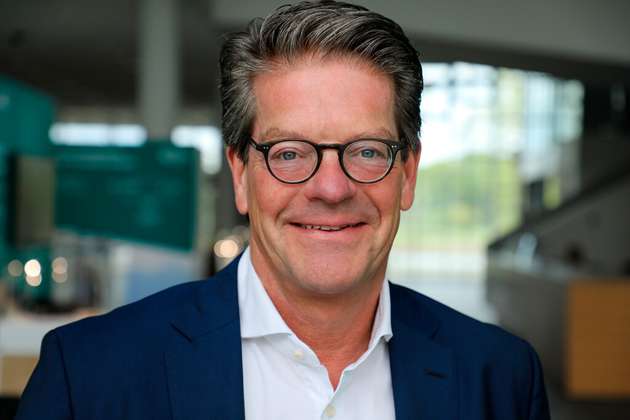 Peter Schiefer, Präsident und CEO, Division Automotive, Infineon Technologies: Differenzierung und Wertschöpfung im Fahrzeug verlagern sich zunehmend von der Hardware zur Software. Künftige Fahrzeuge werden über ihre gesamte Lebensdauer hinweg durch Updates, digitale Dienste und KI-basierte Funktionen weiterentwickelt. Deshalb sind Software-definierte Fahrzeuge für Infineon aktuell das wichtigste Mobilitätsthema. Der Wandel erfordert leistungsfähige, sichere und energieeffiziente Rechenplattformen, extrem schnelle Kommunikation zwischen Steuergeräten sowie eine intelligente und zuverlässige Stromversorgung. Mit unseren Mikrocontrollern, Konnektivitätslösungen und smarten Schaltern schaffen wir die Grundlage für zonale Architekturen, die solche Fahrzeuge möglich machen.