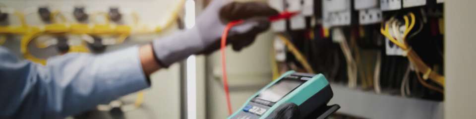 Elektrische Prüfungen an Schaltschränken helfen, Fehlerströme zu vermeiden und die Sicherheit automatisierter Anlagen zu gewährleisten.