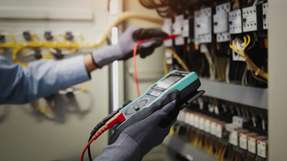 Elektrische Prüfungen an Schaltschränken helfen, Fehlerströme zu vermeiden und die Sicherheit automatisierter Anlagen zu gewährleisten.