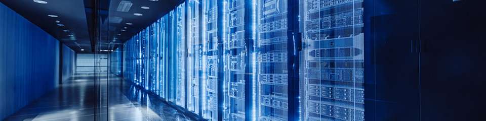 Hybride Kühlkonzepte verbinden Flüssigkeitskühlung für hochverdichtete KI-Racks mit Luftkühlung für bestehende IT-Workloads.